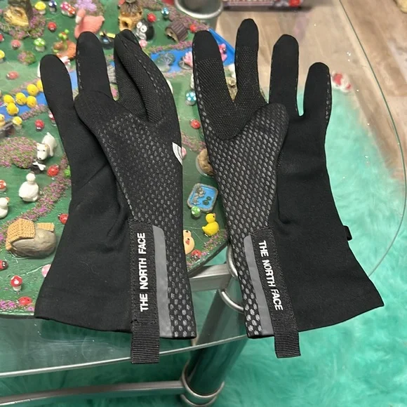 NORTH FACE TECH AND THERMAL GLOVES - Picture 2 of 3